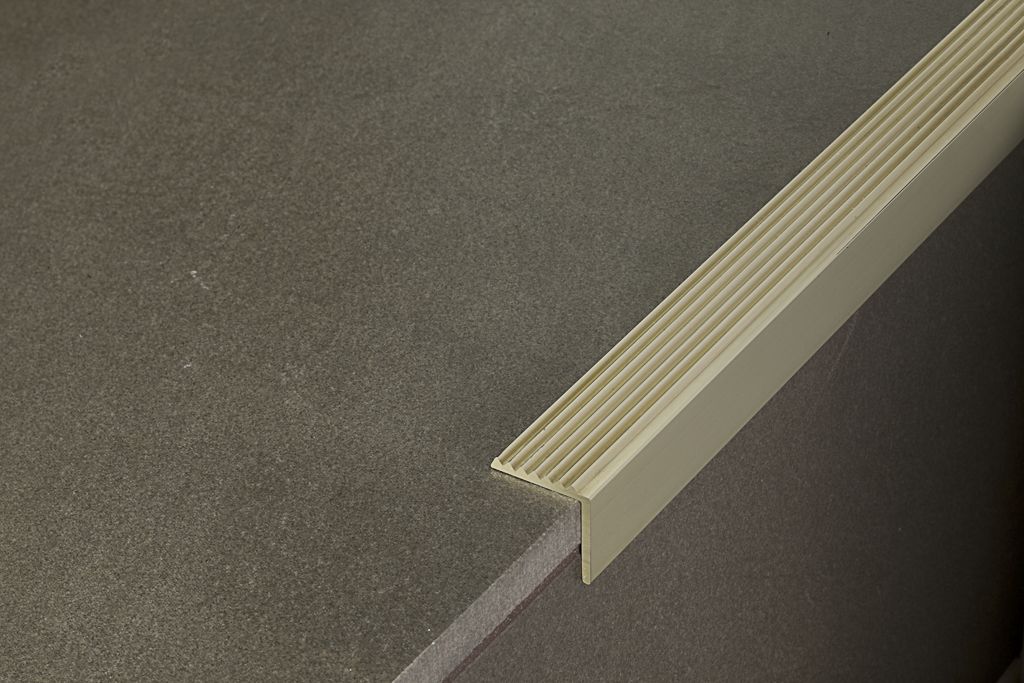 Banda Di Soglia Forata In Ottone Lucido - Lunghezza 0.93 M, Profilo Da Avvitare